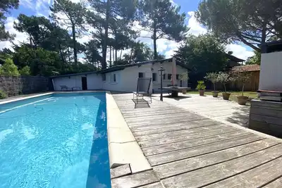 Image de Villa plain-pied avec piscine et jardin arboré à Lège-Cap-Ferret