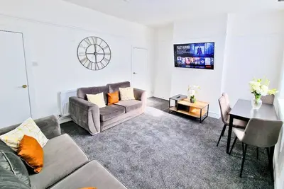 Image de Burnley Terraced House by Bevolve - Free Parking