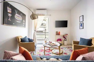Stylish Family Flat – Balcony & Metro Access
