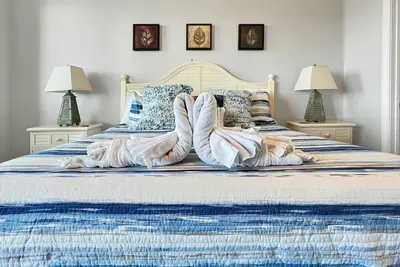 Image de L-2 Four mins to Sdc stunning views clean and cozy