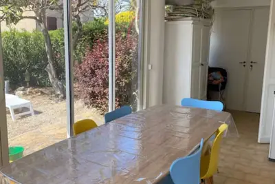 Image de 5min de plages, Appartement de 2 + 1 traversantes chambre avec jardin