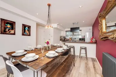 Image de Fab city centre pad within the busy and vibrant Kemp Town area of Brighton with sea views.