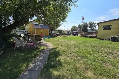 Image de Sleeps 10, Bbq, Garage, 3 blocks from Main.