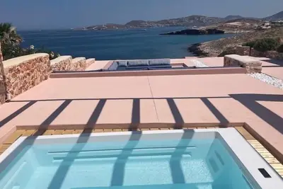 Image de Sur l'île grecque de Paros, fantastique villa les pieds dans l'eau