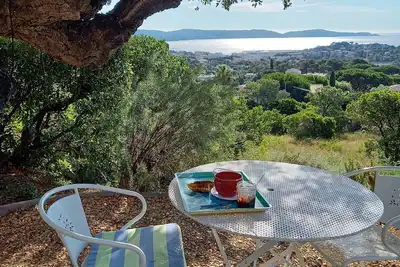 Image de Calme, vue, confort familial, jardin arboré clos, parking. Mobilier jardin, diner