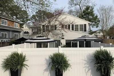 Image de 6-bedroom House, 2 units-Walk to Ocean, Heated pool-long term available