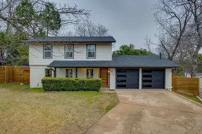 Image de 5-Bedroom Retreat with Cowboy Pool, Sauna and More – 10 Min to Downtown Austin