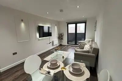 Image de Spacious 2br Apartment w Balcony, Top Floor Views