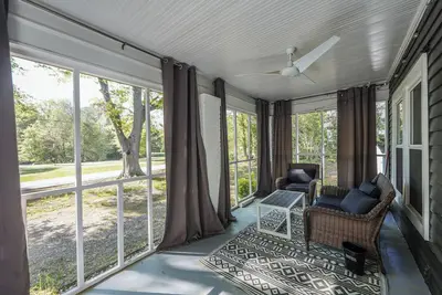 Image de Spacious 4-bedroom house, 8 minutes away from the Airport in quiet neighborhood