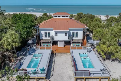 Turtle & Piper Shores–Double Your Pleasure–6 Br  Beachfront - Pool, 2 Golf Carts