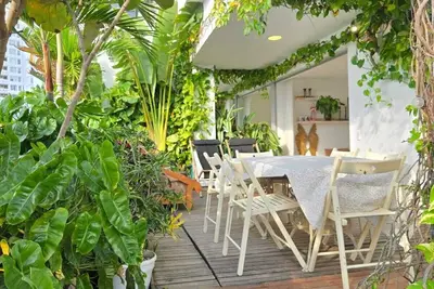 Image de \"La Terraza \" un oasis escondido junto a la ciudad antigua, lleno de magia.