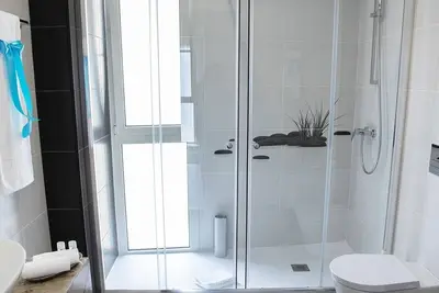 Image de 2 bedroom apartment 100 meters from the beach!