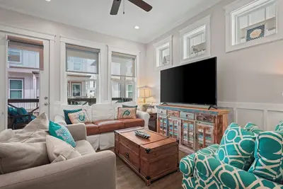 Image de Quiet Whole House btwn the beach and Lagoon with pool, fishing dock, sunsets! !