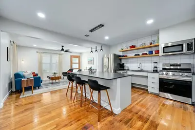 Image de Artful Urban Bungalow: Stylish Comfort in North Austin