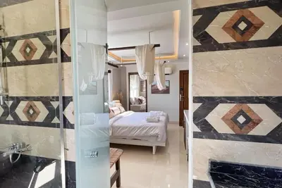 Image de Spacious 4-bedroom private bathroom, Ac, kitchenet, mini bar, clean and quite