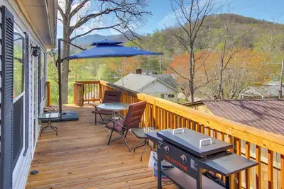 Image de 6 Mi to Blue Ridge Parkway: Home w/ Deck & Views!
