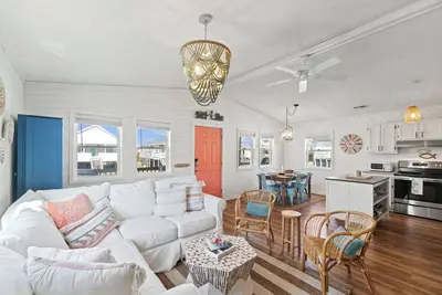 Image de Charming Renovated Cottage  - Just Steps from the Beach