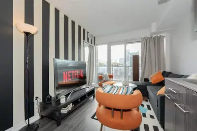 Image de Vibrant Vista Condo - 10 Min to Cn Tower