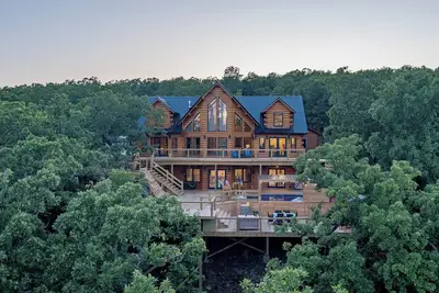 Image de Tulip & Oak Cabin 5br Lake Retreat with Epic Three-Level Deck