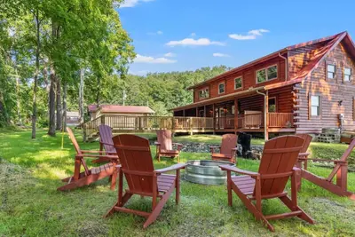 Image de Hot Tub, Fire Pit, WiFi, Ev Charger | Biggie cabin near Red River Gorge, Ky!