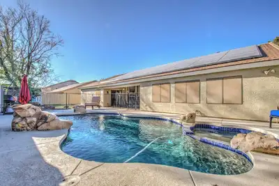 Image de Location! Location! Location! Spacious 4 bedroom with Pool, WiFi, and Ac in Mesa