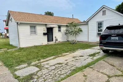 Image de Make yourself at home in this cozy 3 bedroom house and comfortable space.