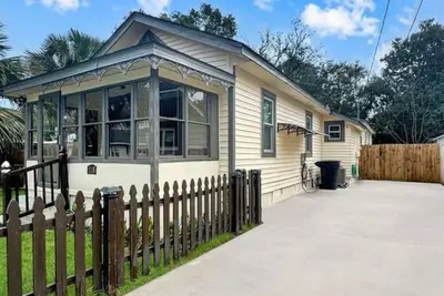 Image de Downtown Adjacent Charming 2-bedroom pet friendly house in Sunny Pensacola, Fl