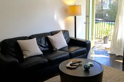 Image de Furnished Artistic 1 bedroom cottage in quiet yet central, La location