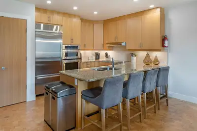 Image de New Large Lakefront condo with boat slip. pool, gym *Lakeview and large balcony*