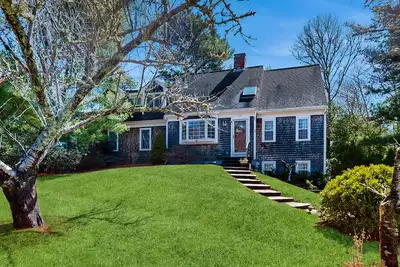 Image de Charming home with open layout, deck, grill, Ac, W/D, & yard