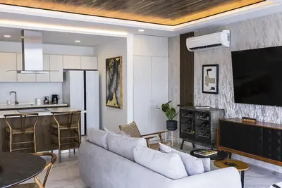 Image de Luxury condo with pool, gym, 24-hour security, private balcony & city views