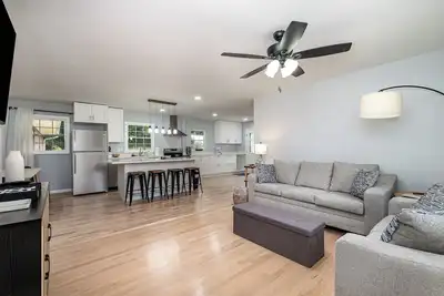 Image de Cozy Belmont Retreat: Charming 3-Bedroom Haven!