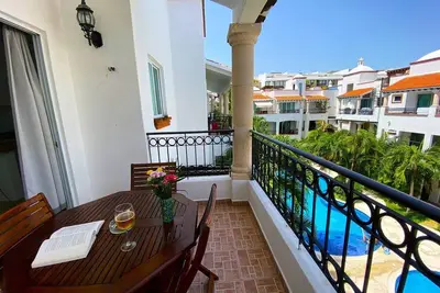 Image de Prime Location, Big Private Terrace Overlooks Pool
