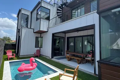 Image de Spacious Luxury Retreat with Skyline Views