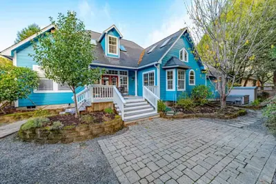 Image de Dog-friendly, riverfront home on a cliff w/river views, private hot tub.