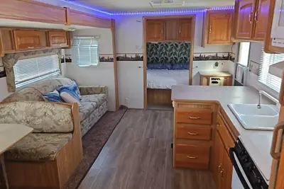 Image de Beachfront travel trailer on shores of Lake Michigan