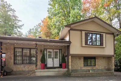 Image de Logement parfait pour les groupes! -Jacuzzie-Piscine&Bbq-À 25 minutes d'Ottawa-