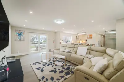 Image de Bright Lakeside Cottage | 4br & 16 guest max | Private Dock & Nature Retreat