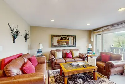 Image de Charming townhouse with private hot tub, mountain views, and family-friendly