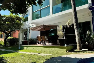 Image de Contemporary duplex with pool