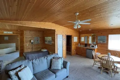 Image de Peaceful Log Cabin Perfect for Cozy Couples' Retreat | Scenic Riverfront