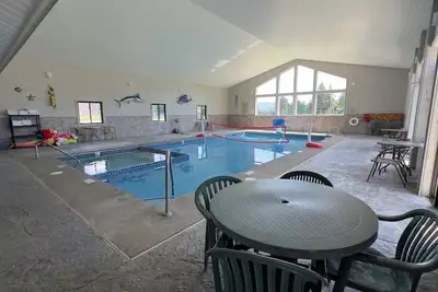 Image de Spacious Family Ready 2br Riverside Retreat | with Indoor Pool & Waterside Deck