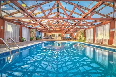 Image de Heated Salt Water Pool and Large Home l Spring Break! Close to Soccer + Royals