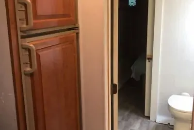 Image de Rv w/master bedroom, full bath & kitchen.