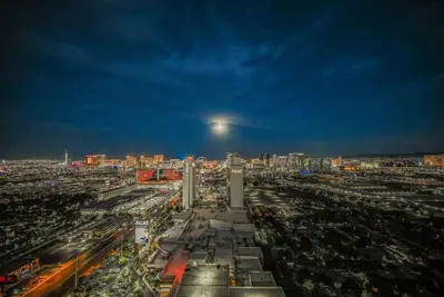 Image de Svs: High Floor Strip View Studio | Open Balcony | Palms Place