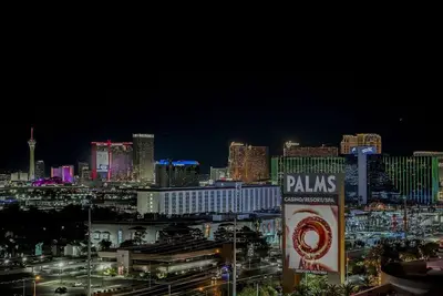 Image de Svs: Strip View Studio | Open Balcony | Resort Pool | Palms Place