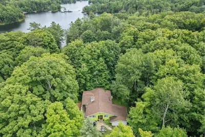 Image de Cozy 5br Cottage - 1 min walk to lake, canoes & more!