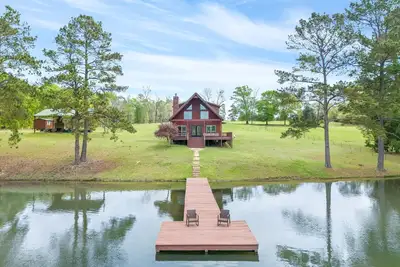 Image de The Farm Getaway ~ Newly Furnished 2/2 Cabin on a Large Farm