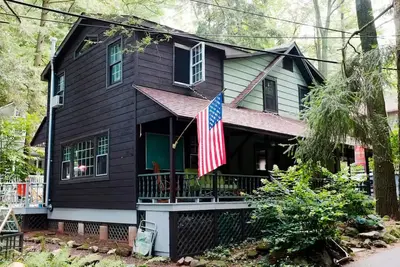 Image de Charming Mount Gretna Cottage – Walk to Everything!