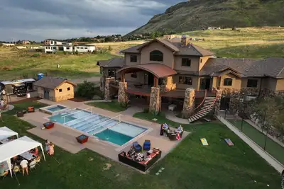 Image de Ultimate Family Getaway- Spacious Golden Home w/ Pool & Hot Tub on 10 acres